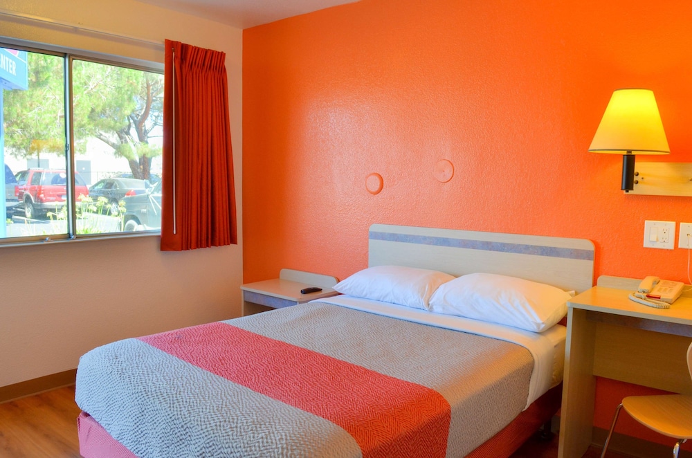 Deluxe Room, 1 Queen Bed, Non Smoking, Refrigerator photo 2