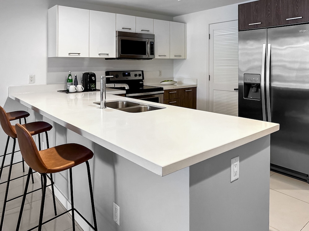 Urban - Two Bedroom Apartment w/Kitchen and Balcony photo 2