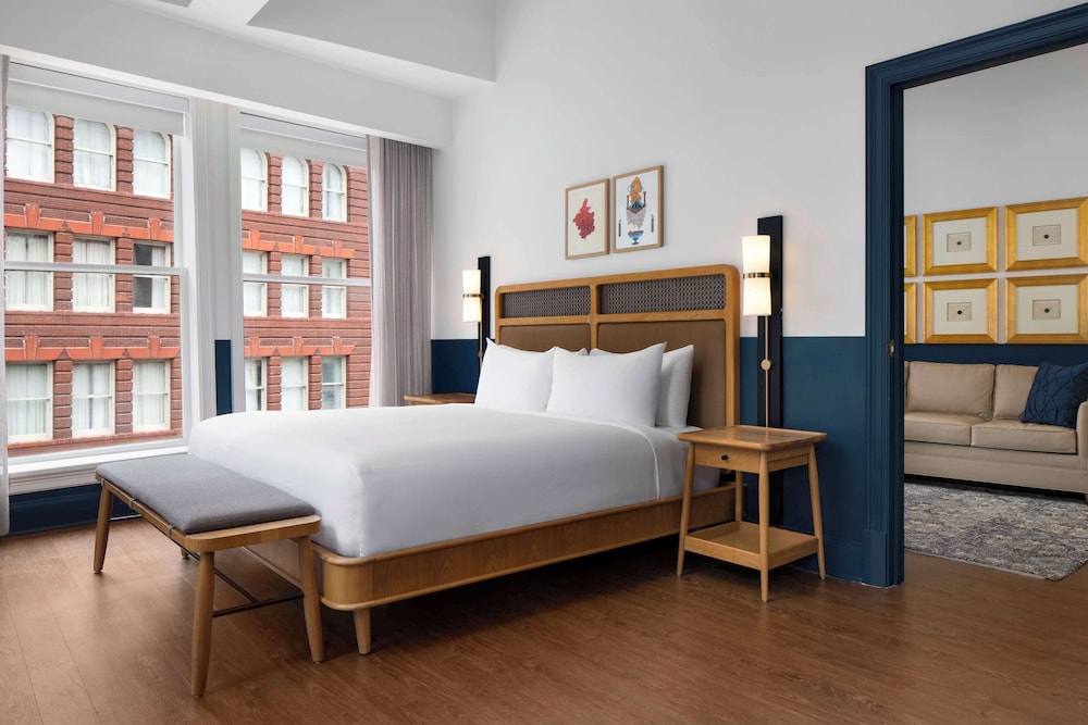 Deluxe Studio Suite, 1 King Bed, City View - Photo 5