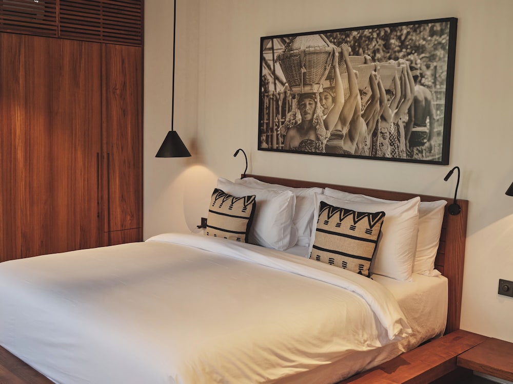 Luxury Suite, 1 King Bed, Non Smoking, Ocean View photo 1