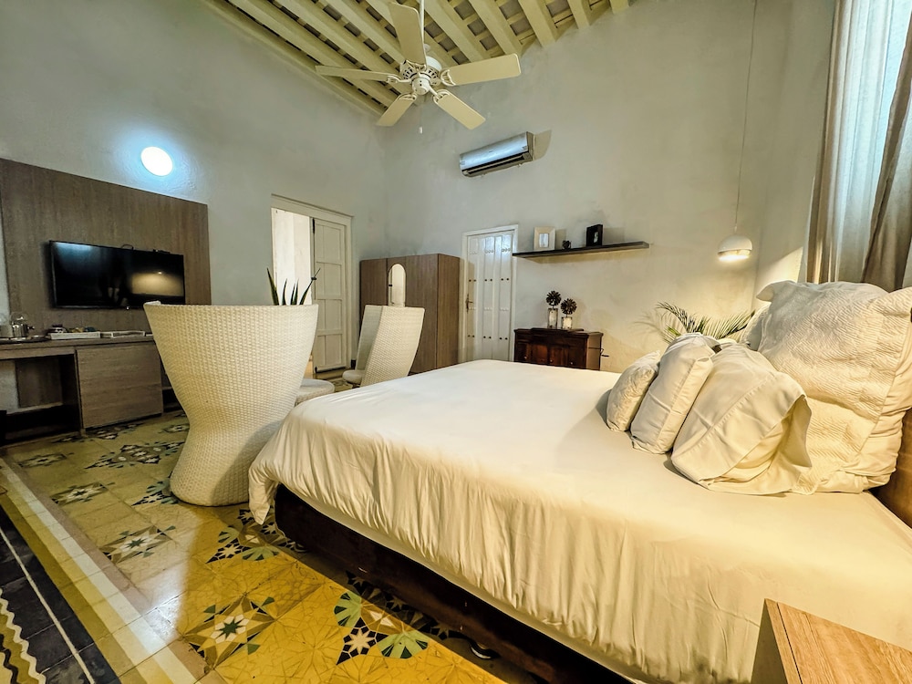 Junior Suite, 1 King Bed photo 2