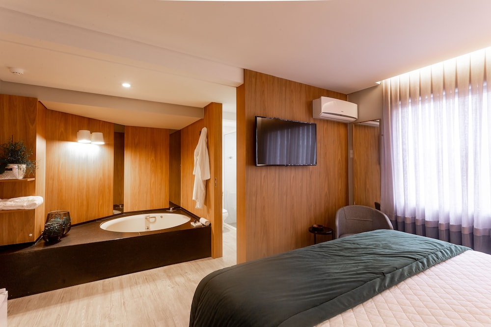 Superior Double Room, 1 King Bed, Hot Tub photo 2