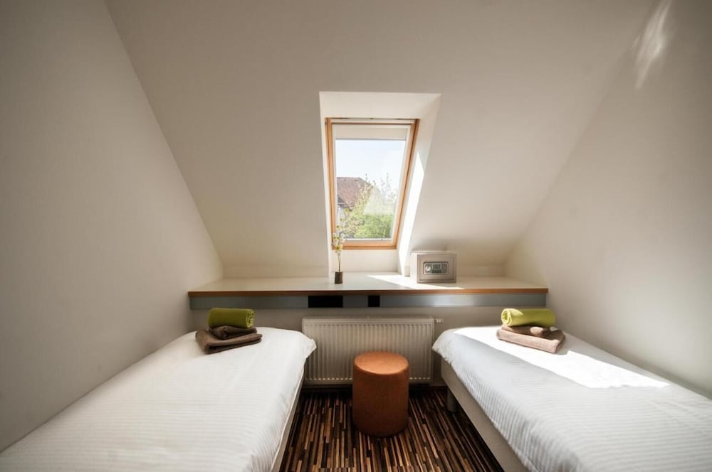 Economy Twin Room With Shared Bathroom photo 1