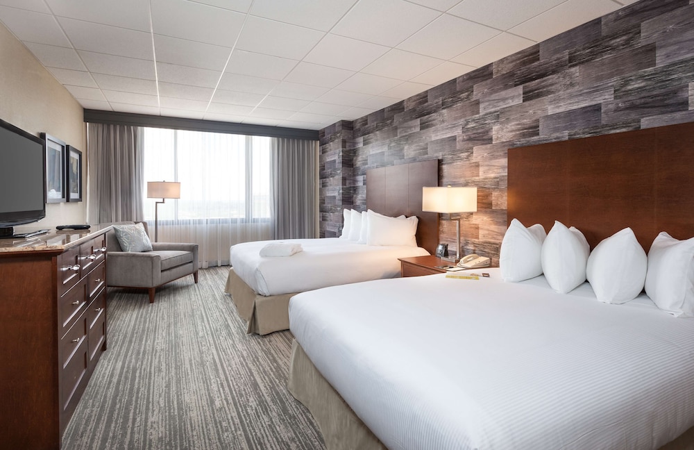 Suite, 2 Queen Beds, Mobility Accessible, Refrigerator & Microwave - Photo 6