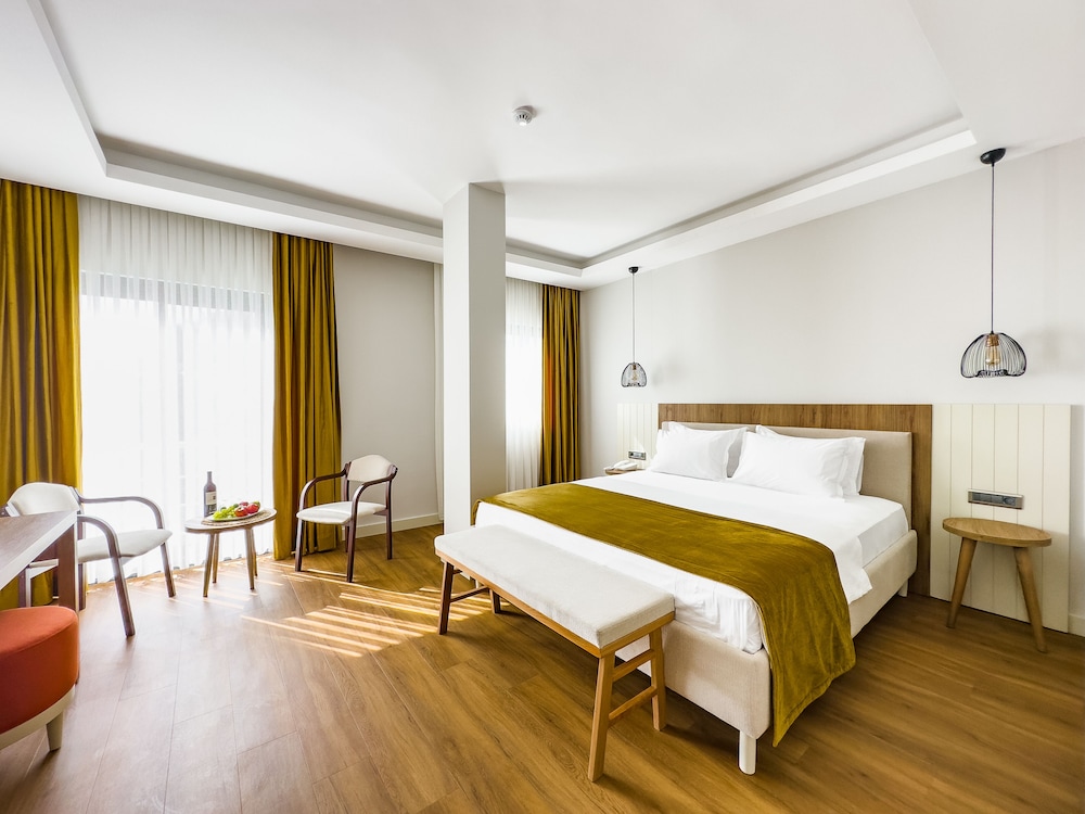 Deluxe Triple Room, Side Sea View - Photo 2