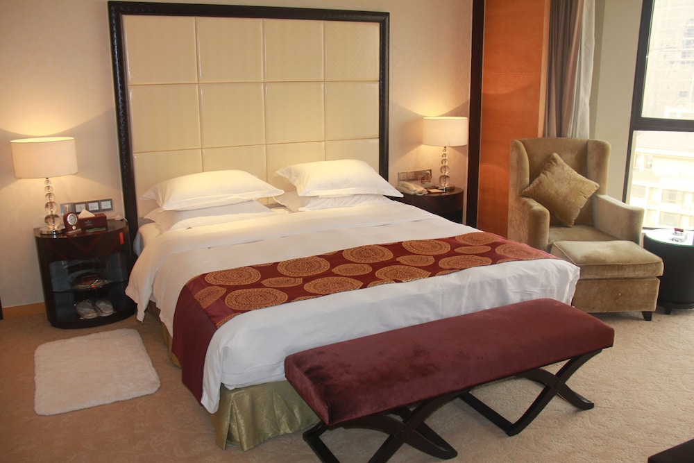 Suite, 1 King Bed, Smoking photo 3