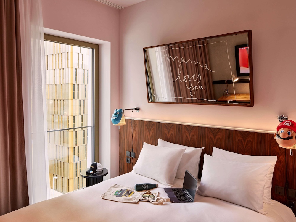 Double Room, 1 Queen Bed (Large Mama) photo 3
