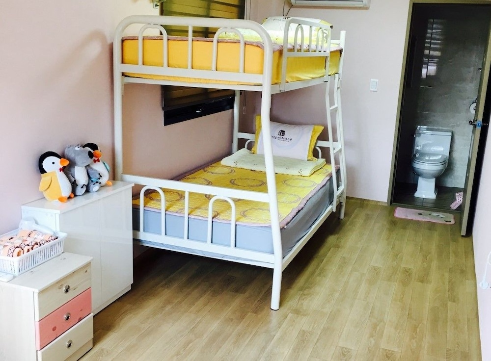 Twin Room (1 Bunk Bed) photo 2