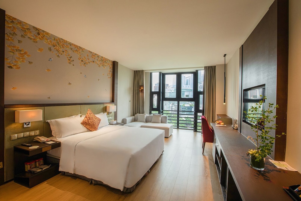 Deluxe Business King Room photo 1