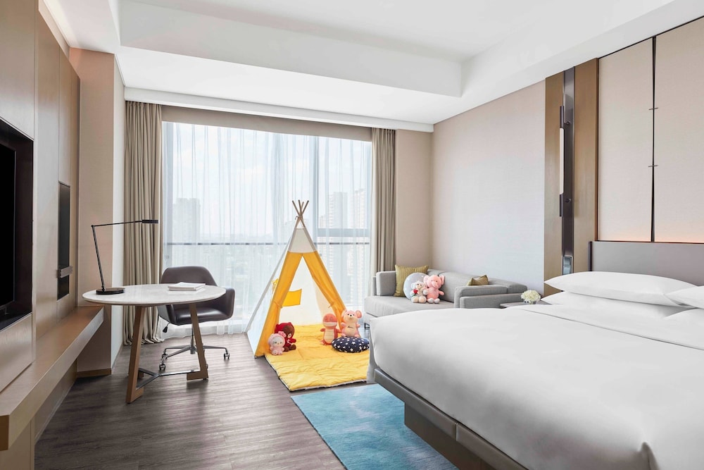 Room, 1 King Bed, City View - Photo 1