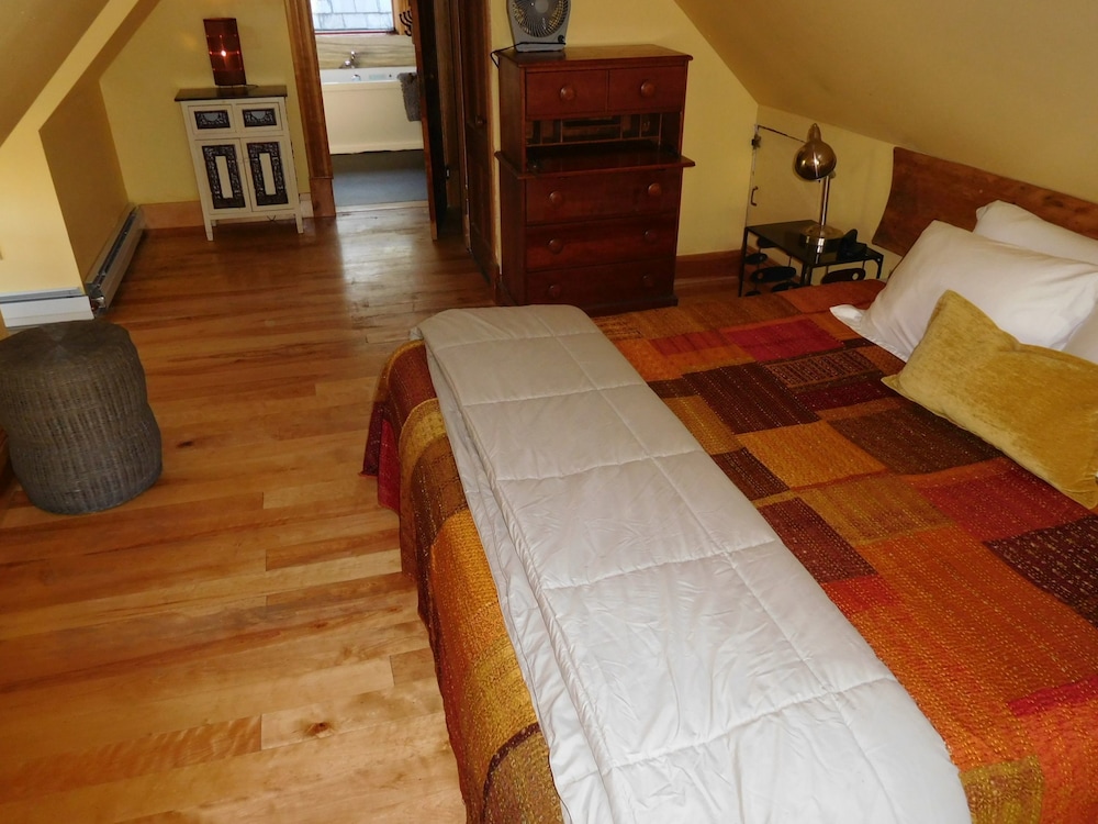 Private 2 Bedrooms, Kitchen, Steam Shower, Soaking Tub
