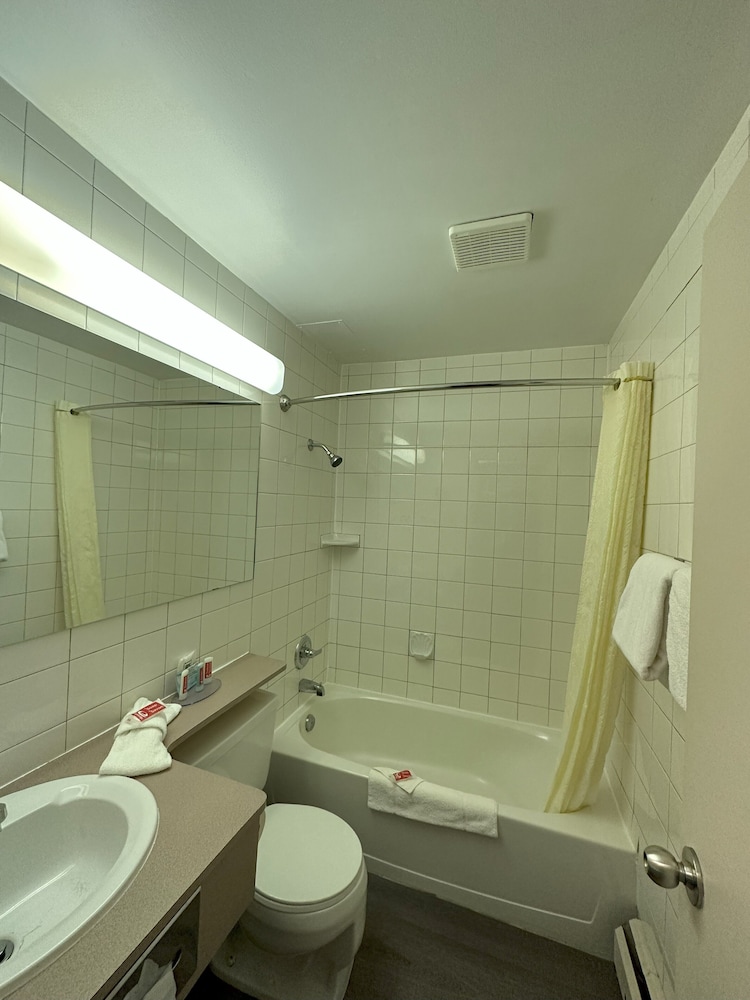 Standard Room, 1 Queen Bed, Non Smoking - Photo 8