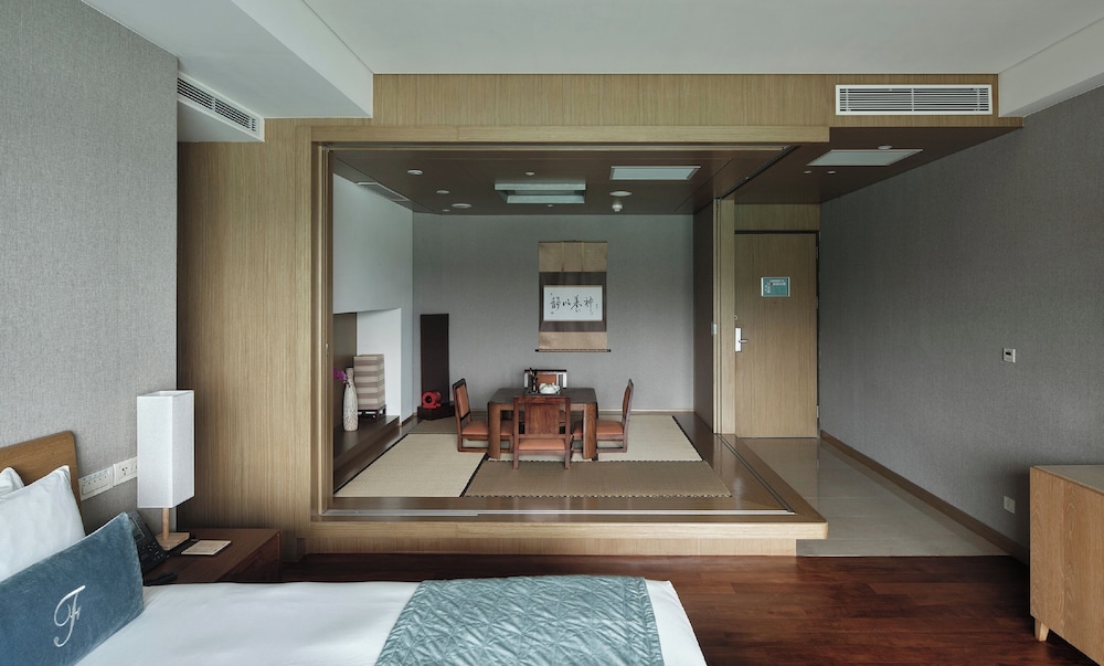 Deluxe Suite Lake View - Photo 10