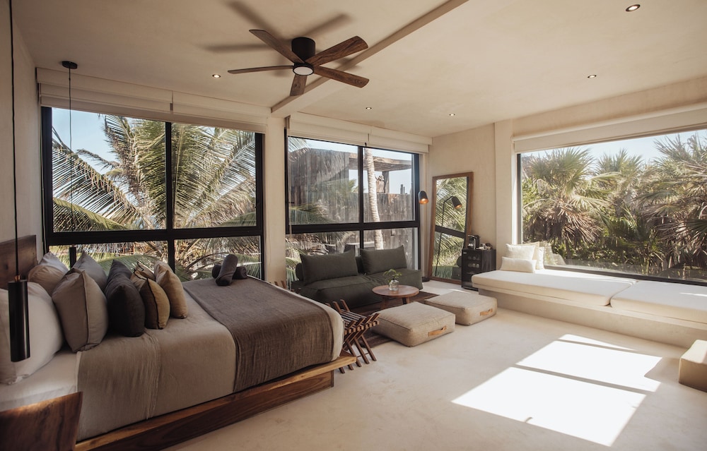 Master Suite Rooftop Pool