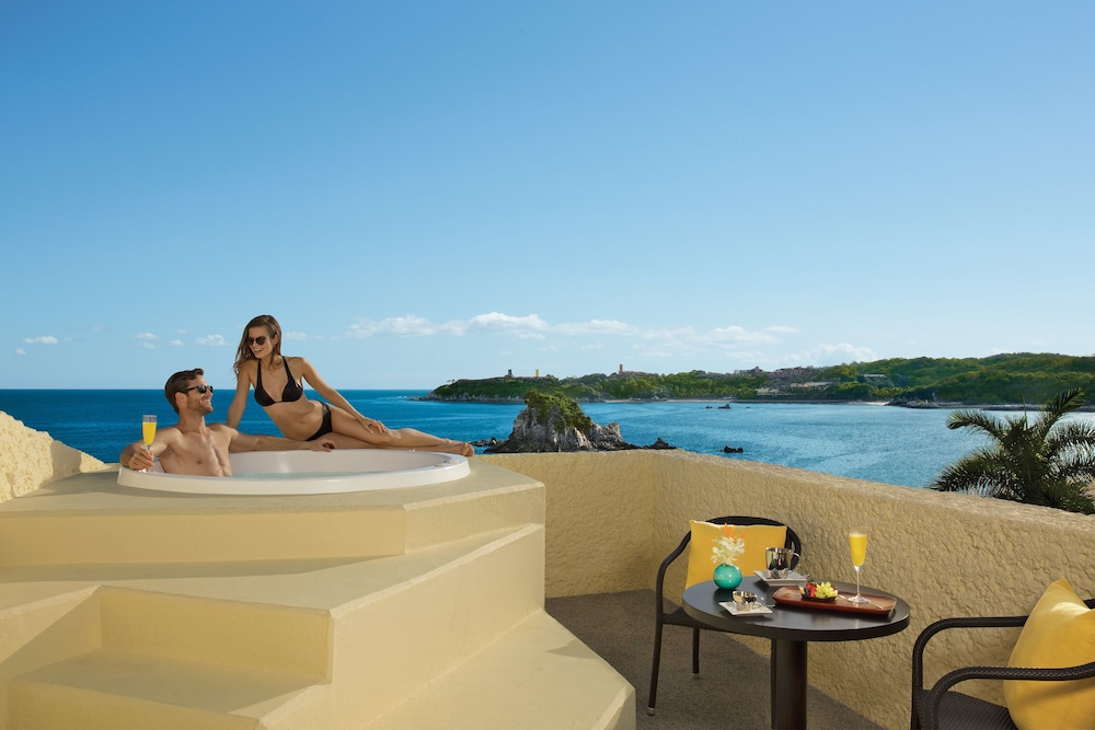 Junior Suite, 1 King Bed, Hot Tub (Preferred Club) - Photo 2