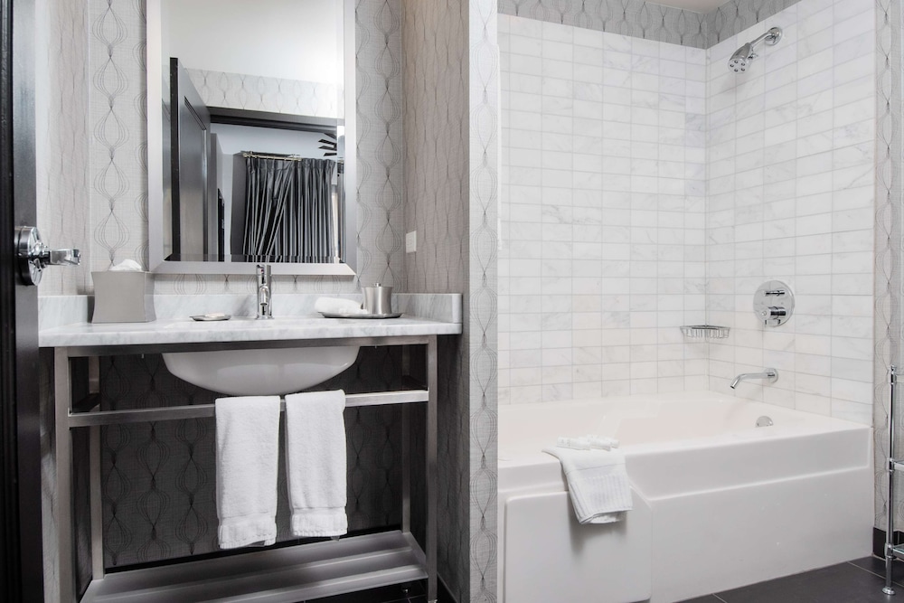 Suite, 1 King Bed, Accessible (Mobility Tub One Bedroom) - Photo 7