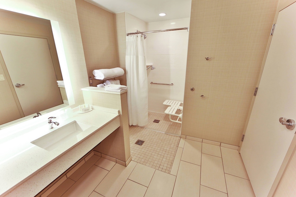 Room, 2 Queen Beds (Mobility Accessible, Tub) photo 3