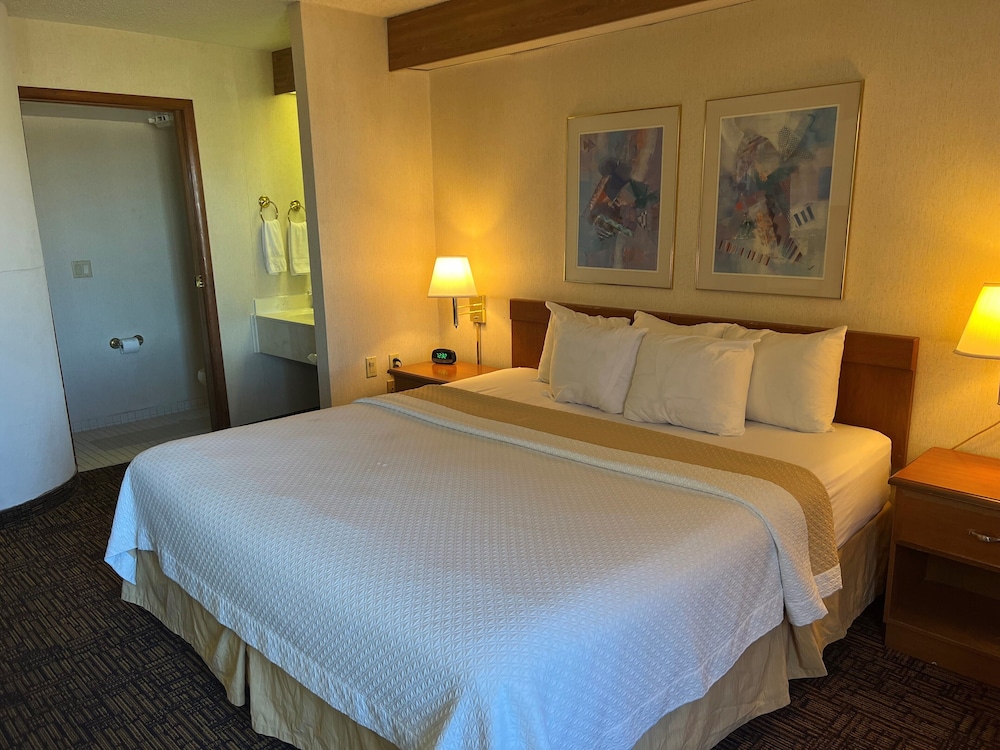 Standard Room, 1 King Bed - Photo 3