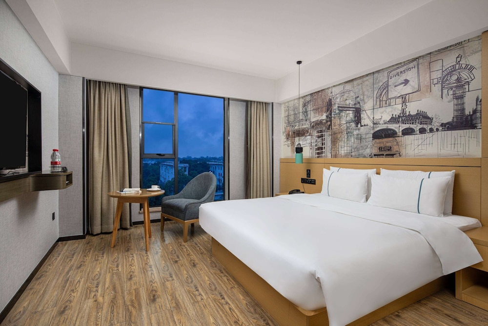 Deluxe Room, 1 King Bed, Smoking photo 2