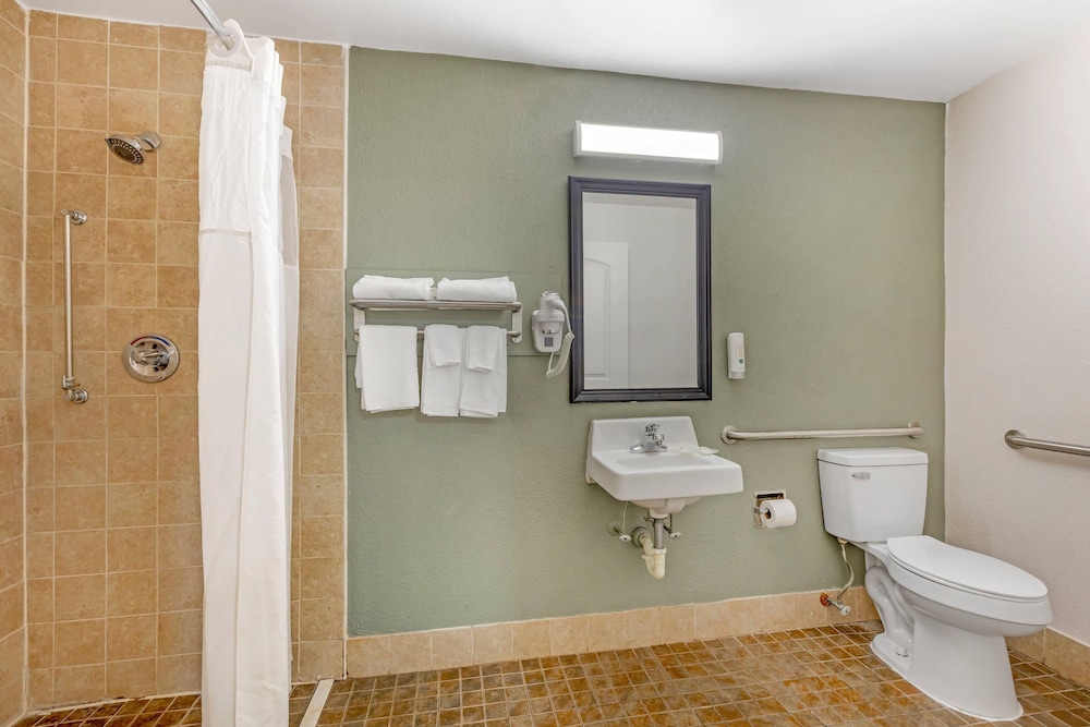Room, 1 Queen Bed, Accessible, Smoking - Photo 5
