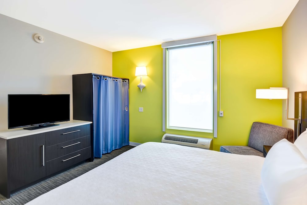 Suite, 1 King Bed, Accessible, Bathtub photo 2