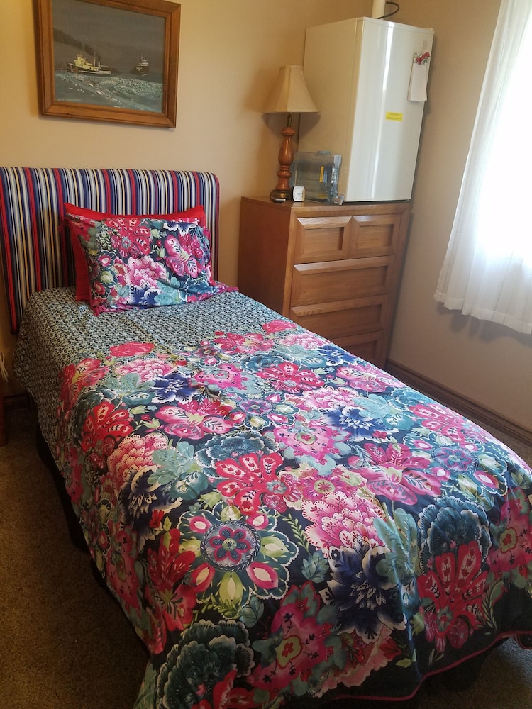 Deluxe Room, 1 Large Twin Bed, Refrigerator & Microwave photo 2