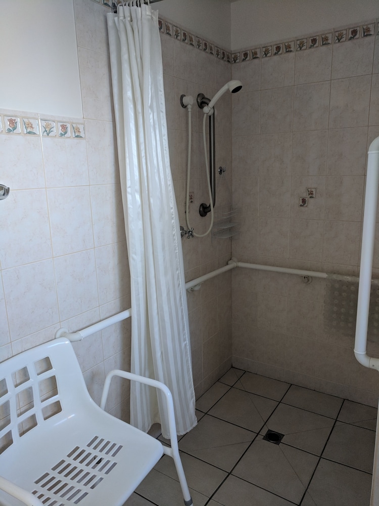 Motel Room King Bed (Shower Only) photo 2