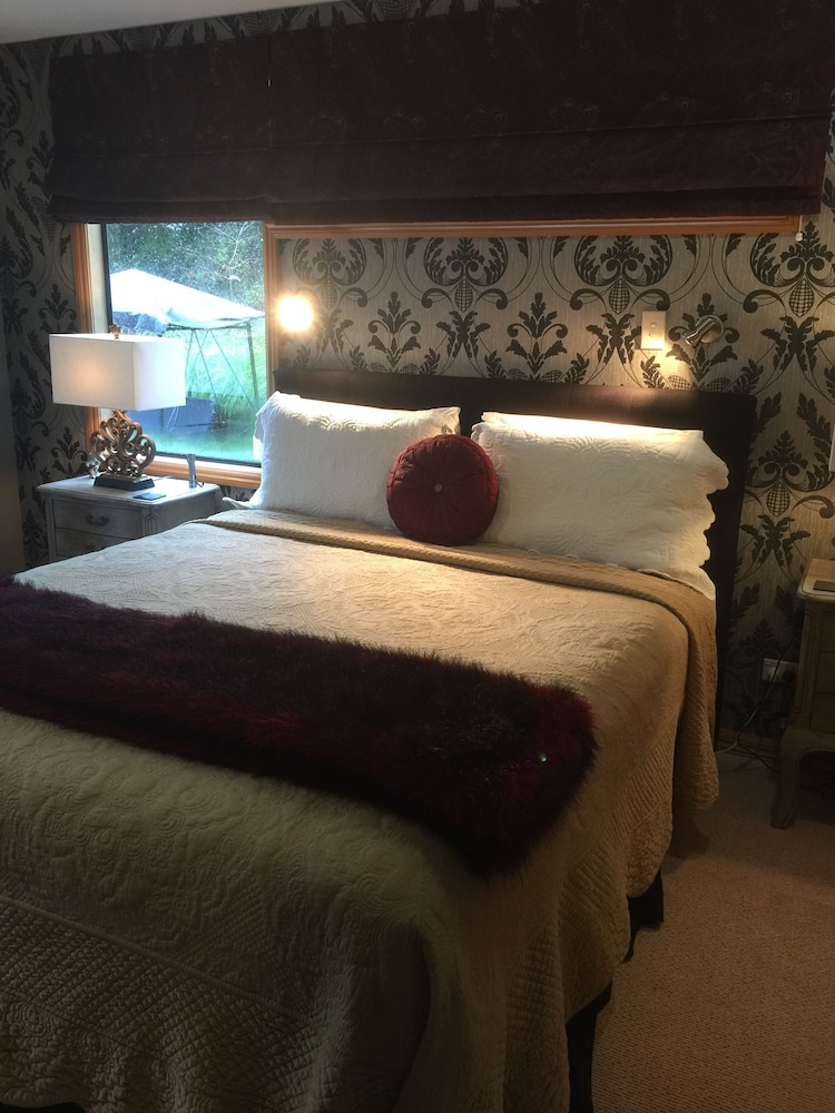 Luxury Suite, 1 King Bed, Ensuite photo 3