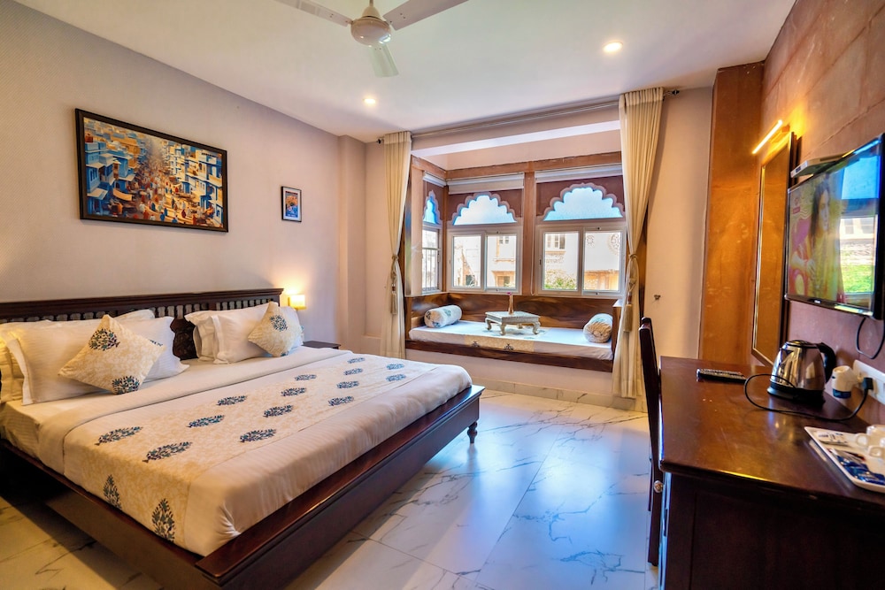 Superior Room with Jharokha, street view, King Bed ( 1st floor )