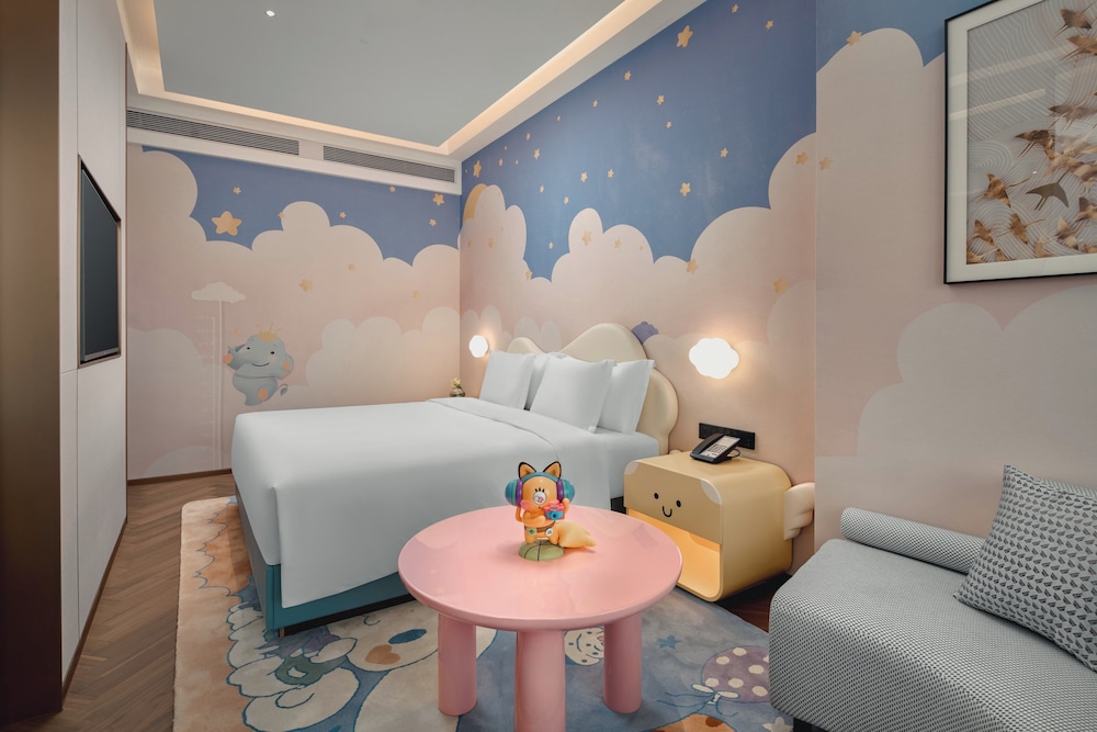 Room, Multiple Beds (Crowne Family Themed Kids)