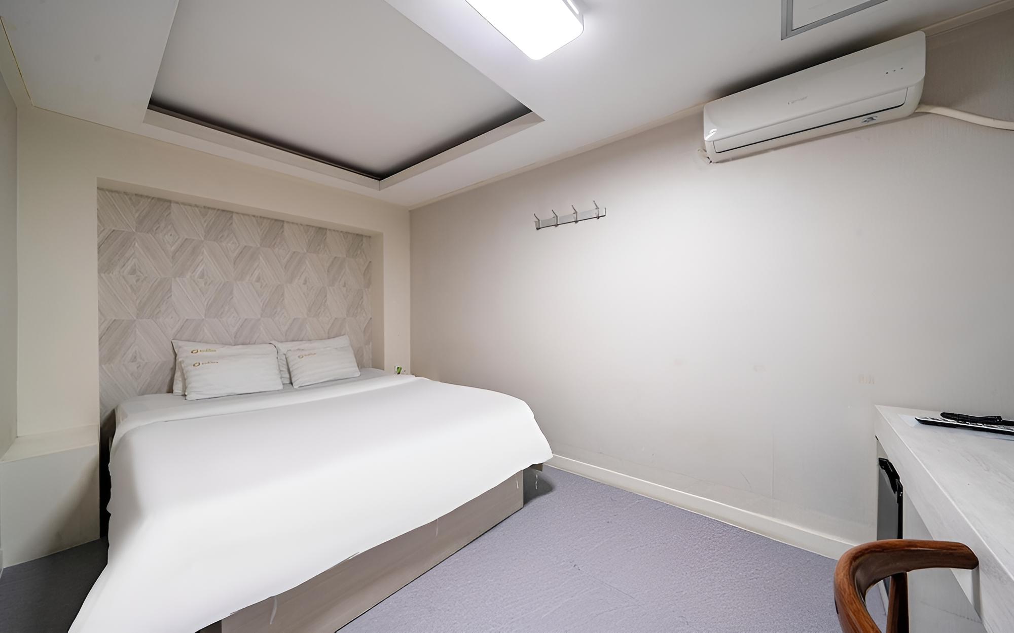 Room (Standard (Free Breakfast Netflix Avai) - Photo 9
