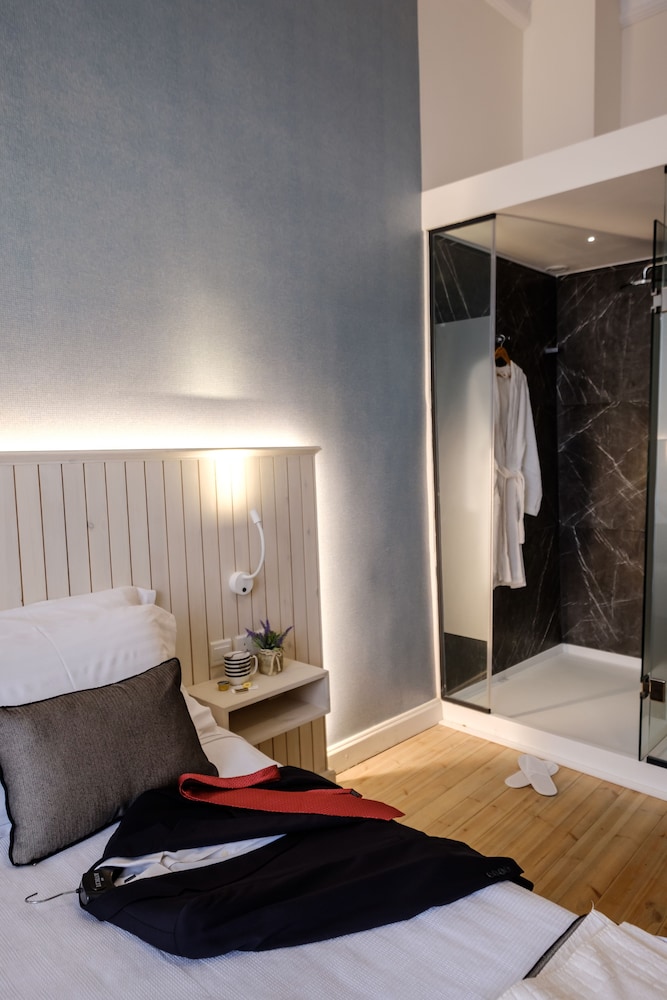Deluxe Double Room, 1 Queen Bed, Non Smoking, City View photo 3