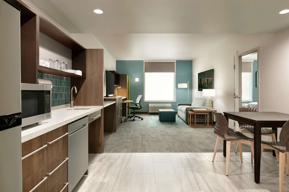 Suite, 1 King Bed, Accessible, Bathtub photo 3