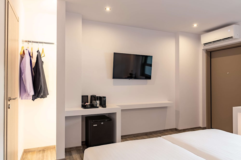 Comfort Room, 1 Bedroom, Patio, Ground Floor - Photo 5