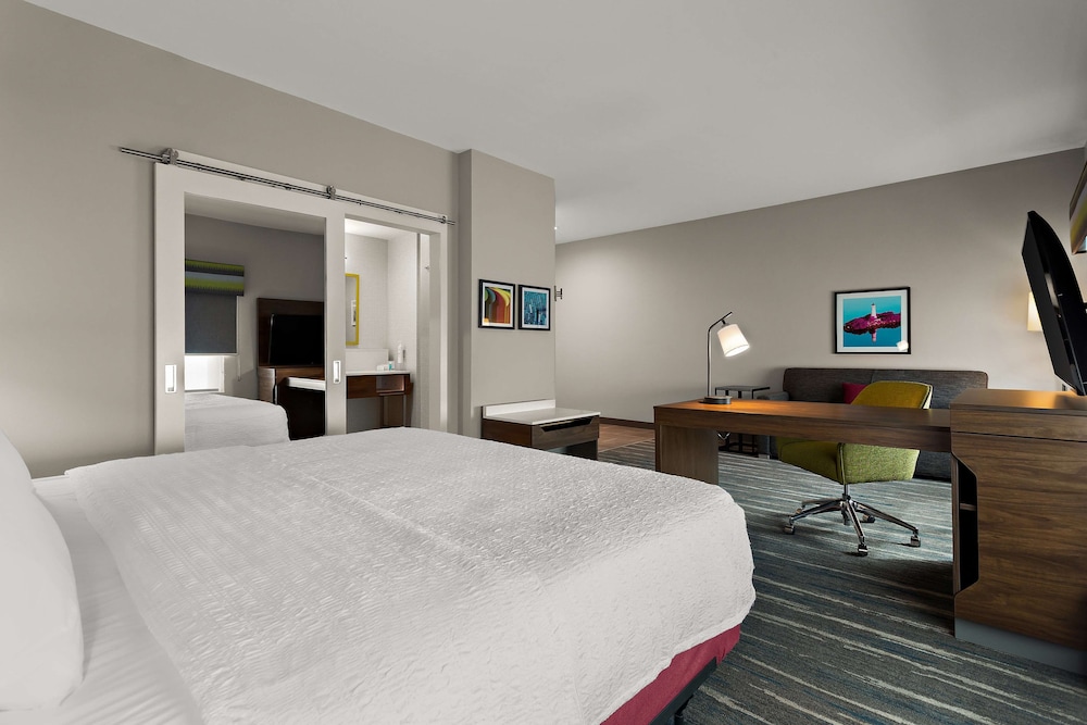 Studio, 1 King Bed, Refrigerator & Microwave (Wet bar)