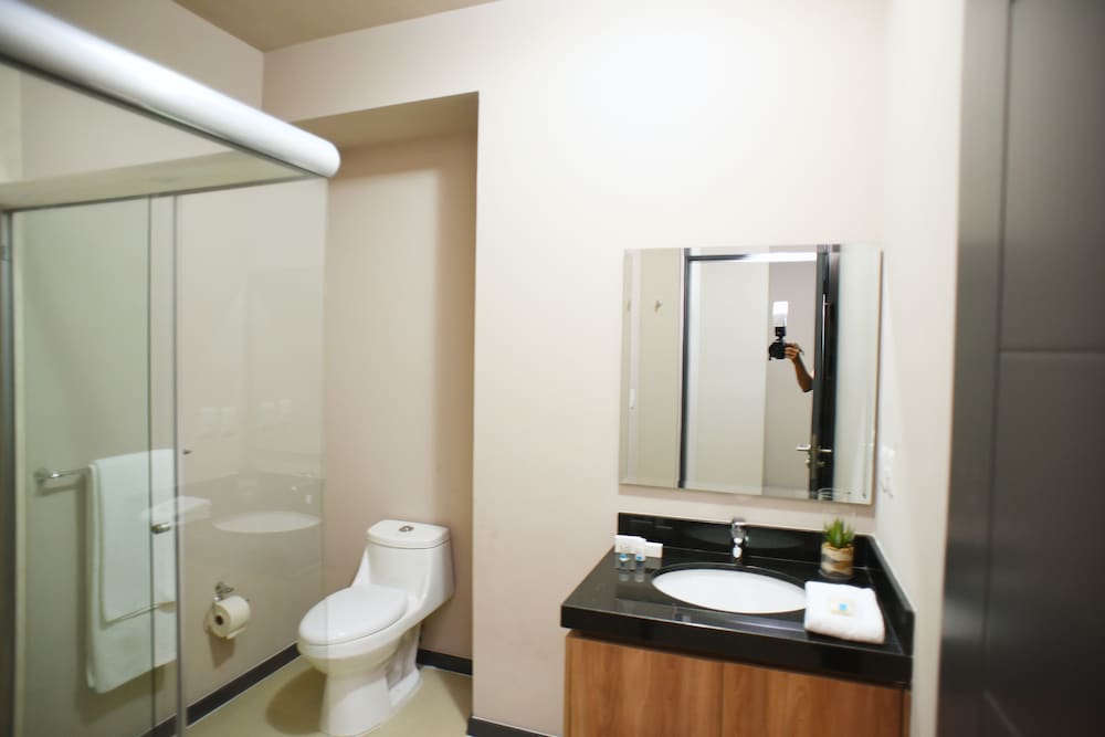Deluxe Suite, 2 Bedrooms, Non Smoking photo 2