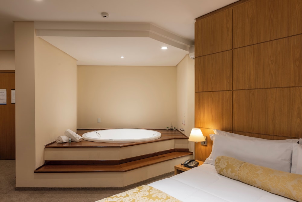 Suite - Photo 3