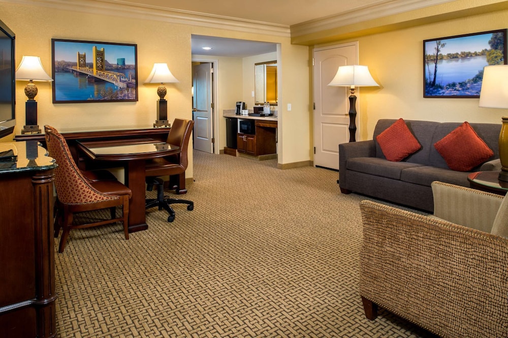 Suite, 1 King Bed, Accessible, Bathtub (2 Room Suite) - Photo 4