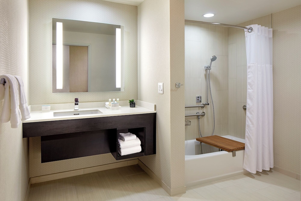 2 Bedroom Suite Hearing Accessible Tub thumbnail 5