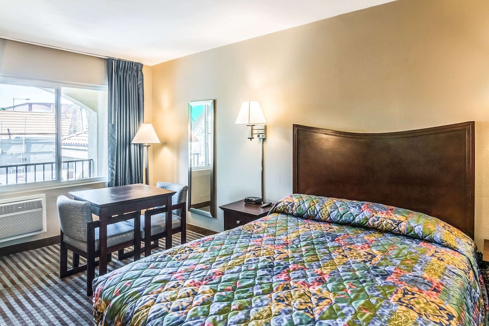 Standard Room, 1 Queen Bed, Non Smoking