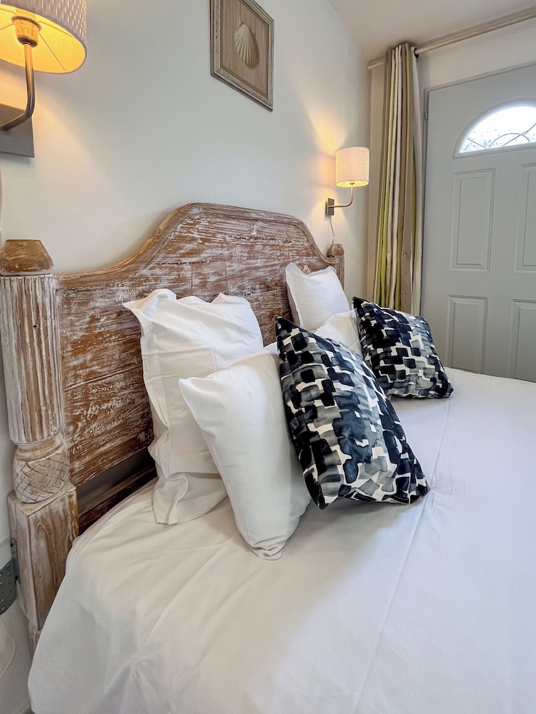 Classic Double Room (With Shower) photo 3