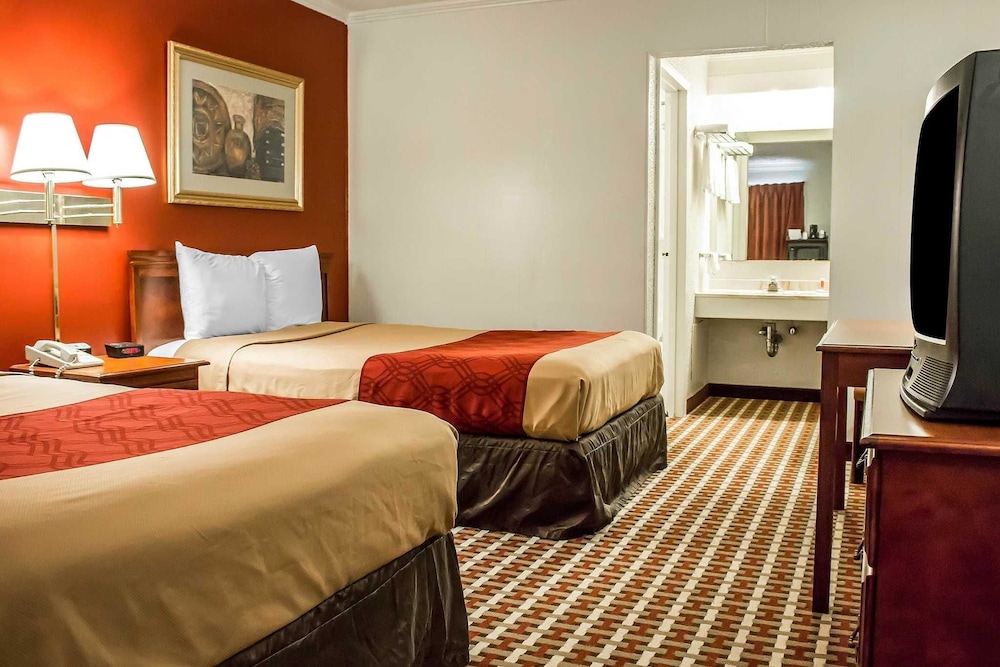 Room, 2 Queen Beds - Photo 4