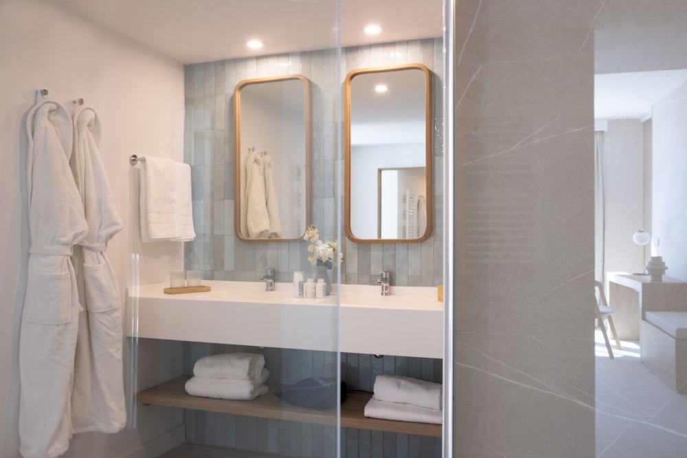 Sea View Suite with Shared Pool thumbnail 6