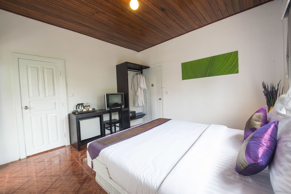 Superior Room, 1 King Bed, City View