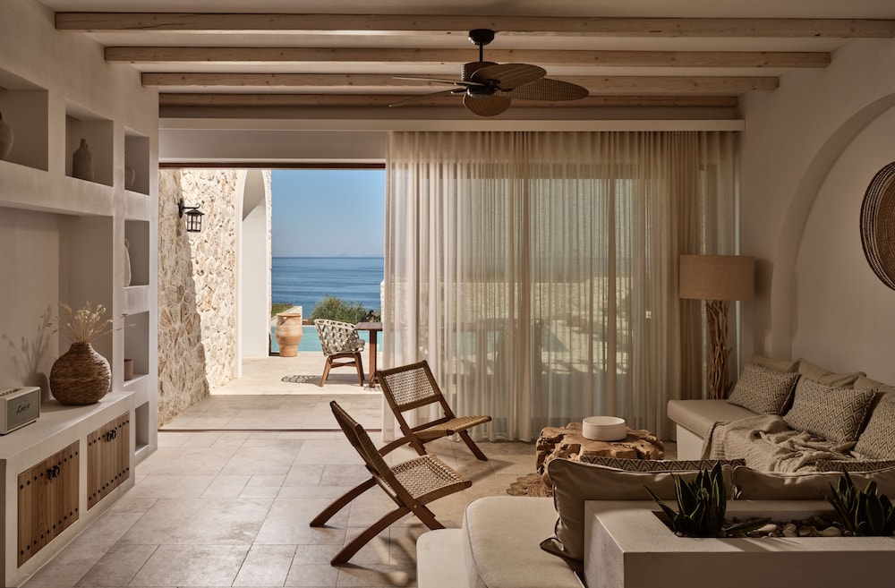 Villa de tres habitaciones con vista al mar y piscina privada con cómodas comodidades.