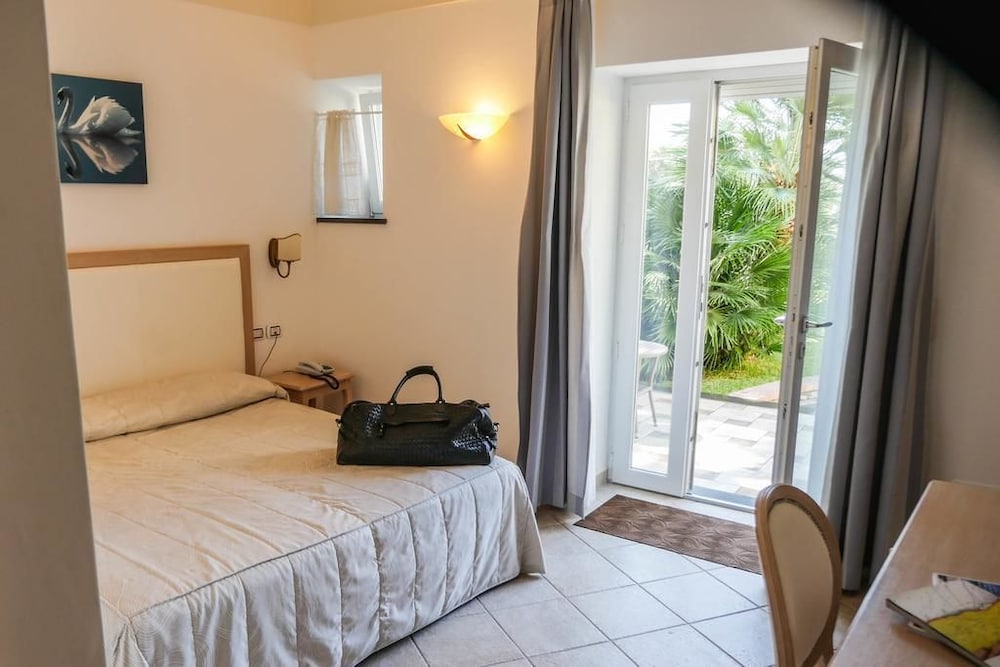 Comfort Double Room, Partial Sea View - Photo 3