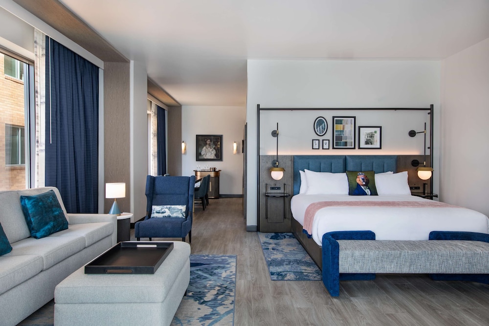 Suite, 1 King Bed with Sofa bed, Roll-in Shower (Jenkins Hill Suite, Mobility) - Photo 3