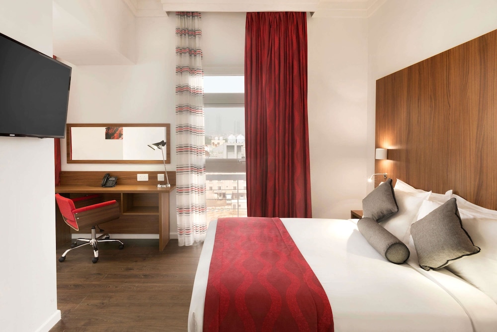 Suite, 1 Queen Bed, Non Smoking photo 2