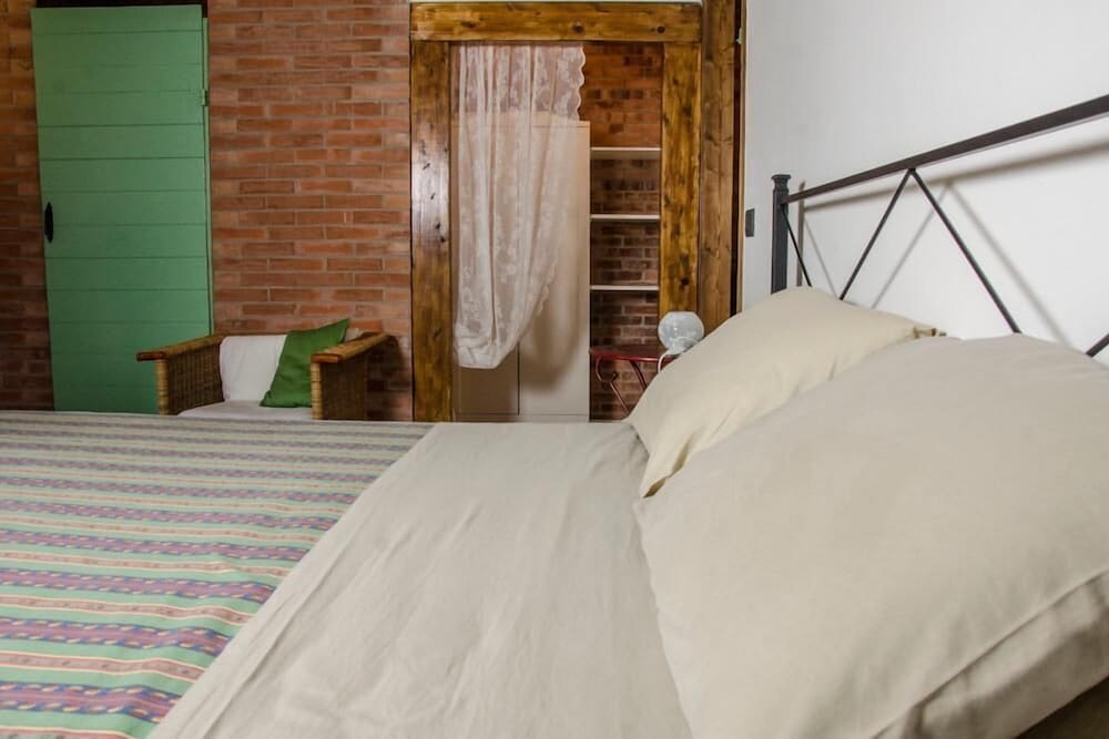 Room (Frantoio)