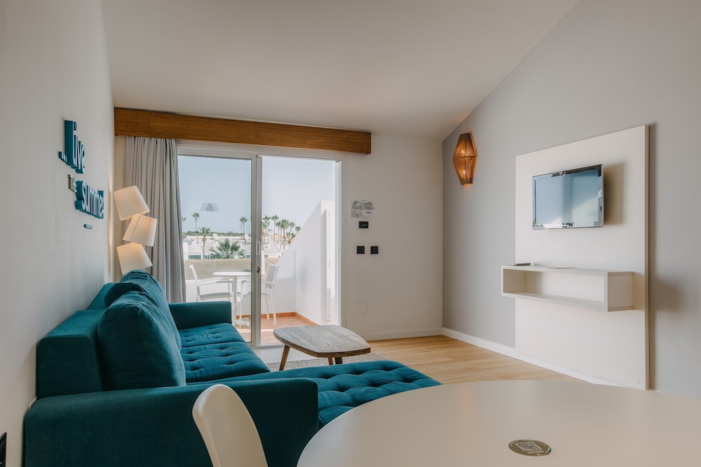 Suite, 2 Bedrooms, Balcony (3 adults) - Photo 6